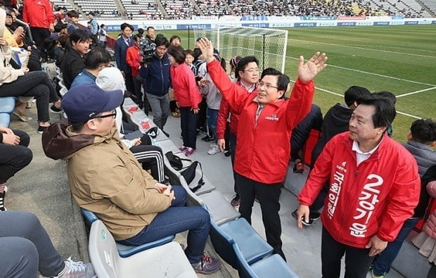 황교안 자유한국당 황교안 대표와 강기윤 후보가 지난 30일 오후 창원축구센터에서 열린 경남FC와 대구FC의 경기에 들어와 선거 유세를 하고 있다. 사진=연합뉴스