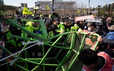 공권력에 주먹 휘두른 민주노총