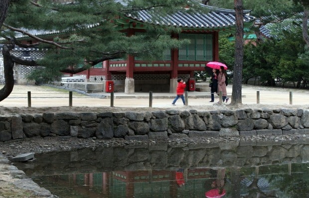 빗방울이 떨어진 6일 오후 서울 종묘에서 우산을 쓴 시민들이 산책하고 있다. 사진=연합뉴스