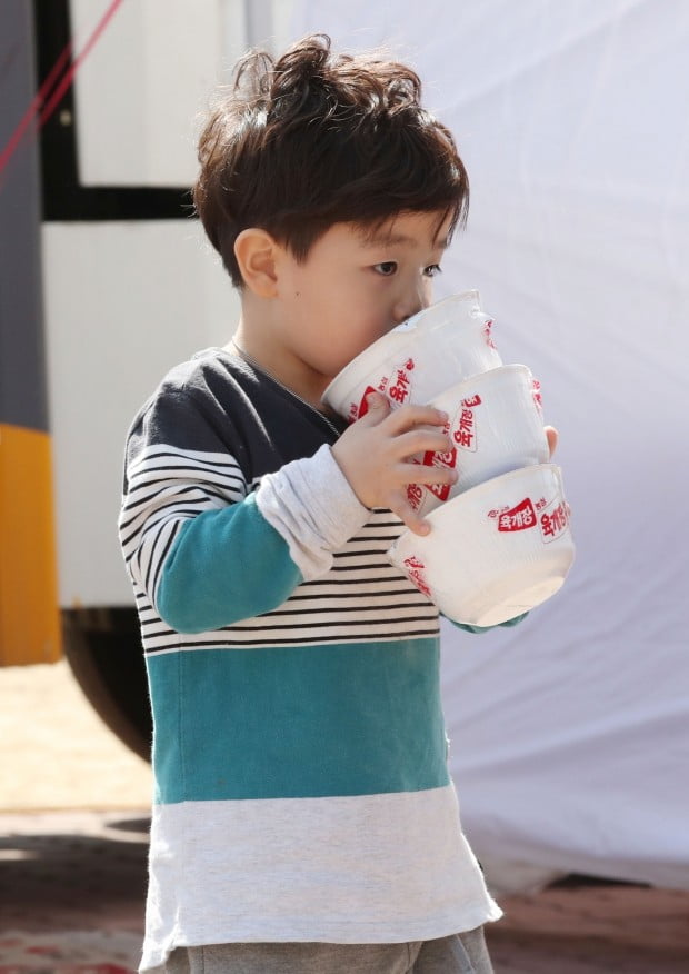  7일 오후 강원 고성군 토성면 천진초등학교 임시 대피소에서 한 어린이가 컵라면을 받아가고 있다. /사진=연합뉴스