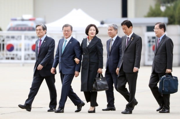 문재인 대통령과 부인 김정숙 여사가 10일 오후 서울공항에서 진영 행안부 장관, 노영민 비서실장 등 환송인사와 이동하고 있다. 문 대통령은 11일(현지시간) 백악관에서 도널드 트럼프 미국 대통령과 정상회담을 할 예정이다. (사진=연합뉴스)