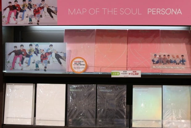 방탄소년단(BTS) '맵 오브 더 소울: 페르소나'(Map of the Soul: Persona)가 빌보드200 1위를 차지했다. 방탄소년단이 빌보드 정상에 오른 것은 지난해 5월 정규 3집 '러브 유어셀프 전 티어'(LOVE YOURSELF 轉 Tear), 지난해 9월 리패키지 앨범 '러브 유어셀프 결 앤서'(LOVE YOURSELF 結 ANSWER) 발매 이후 세 번째다. / 사진=연합뉴스