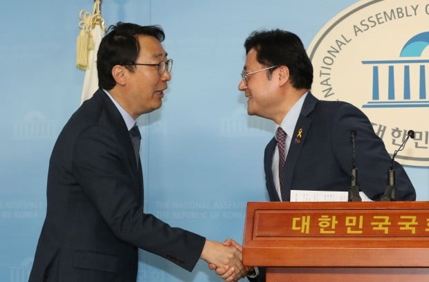 홍익표와 인사하는 윤영찬 (사진=연합뉴스)