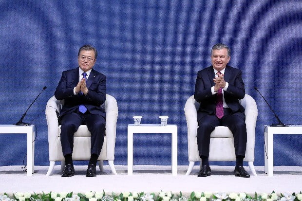 (사진 오른쪽부터) 문재인 대통령과 샤프카트 미르지요예프 대통령.(사진=연합뉴스)