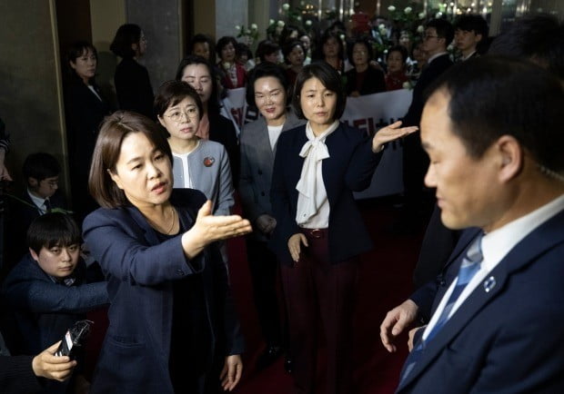국회의장실 앞에서 항의하는 한국당 여성 의원들 (사진=연합뉴스)
