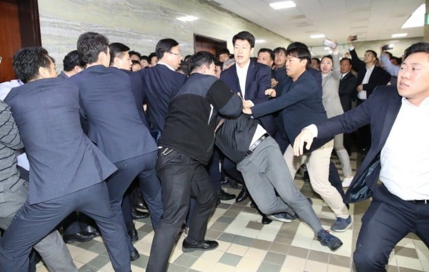 26일 새벽 더불어민주당 의원과 보좌관들이 자유한국당 당직자들과 몸싸움을 벌이고 있다. 사진=연합뉴스