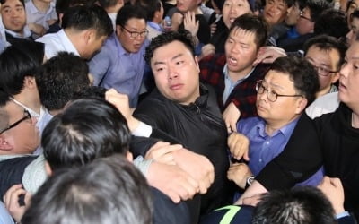 자유한국당 해산 vs 민주당 해산 '맞불'…여야 勢 싸움에 늘어가는 정치 환멸