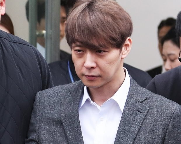 인천 '박유천 벚꽃길' 끝내 철거…벽화 위 페인트칠