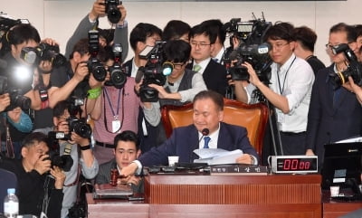 민주당, 패스트트랙 지정에 박수·환호…"역사적 의미 있는 날"