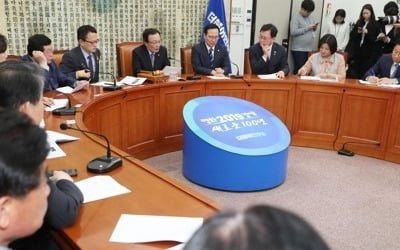 與, '축구장유세 반칙' 황교안 맹비난…"민폐" "갑질" "몰상식"