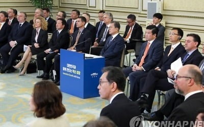 문 대통령, 내일 경제계 원로와 간담회…경제현안 조언 구할 듯