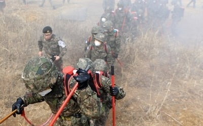 [강원산불] 정경두 국방, 강원 산불진화 현장방문…軍 대민지원 점검