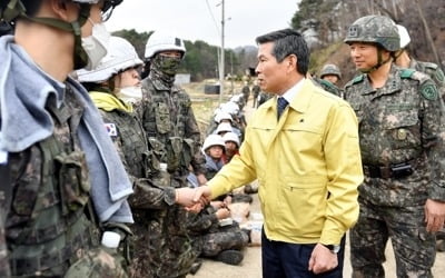 [강원산불] 정경두, 산불진화 현장방문…軍, 장병 700여명 투입