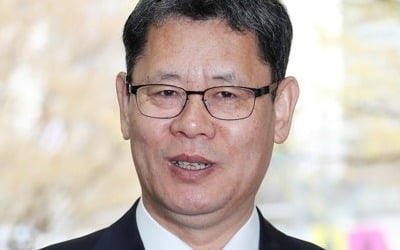 첫출근 김연철 "현안은 충분한 검토후에"…연일 '낮은 자세'