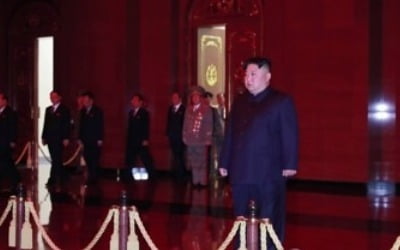 北김정은, 노동당·국무위 간부와 금수산태양궁전 참배