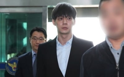 박유천, 모자 눌러쓴채 취재진 피해 두번째 출석