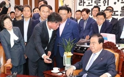 한국당 "文의장, 임이자 양볼 만져 성추행"…의장직 사퇴 촉구