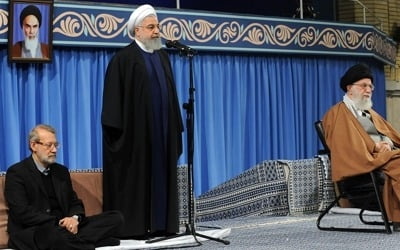 이란 대통령 "美, 흉기들고 대화하자는 꼴…굴복않겠다"