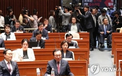 패스트트랙에 발목잡힌 추경…내달 처리 불투명