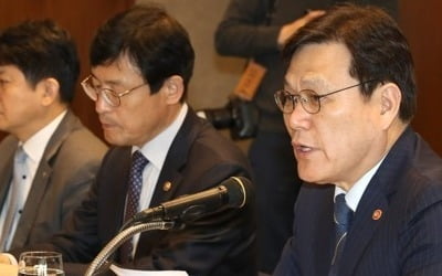 "김범수 공시누락 법령해석 의뢰"…카뱅 대주주 심사도 장기화