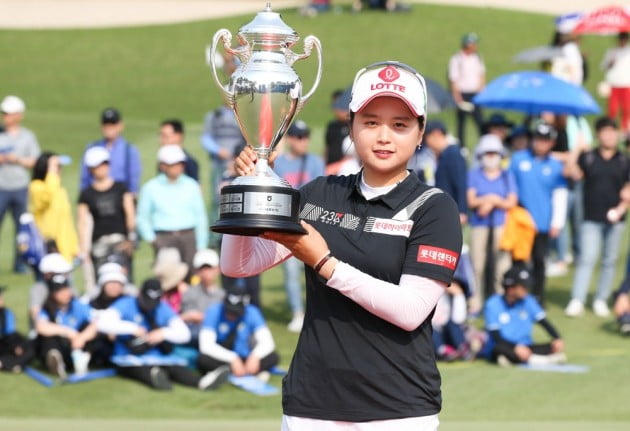 [포토] 우승 트로피 들고 포즈 취하는 최혜진