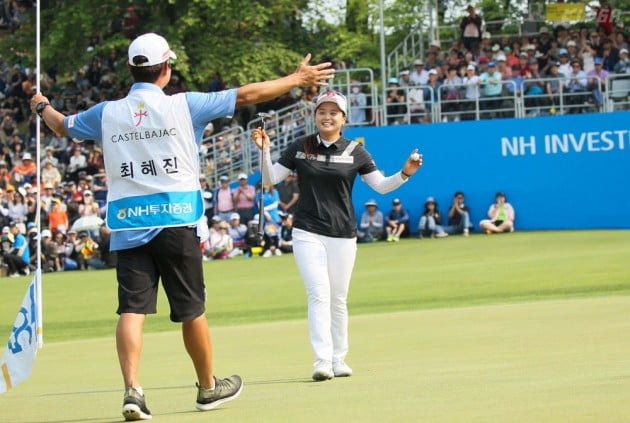 [포토] 우승 확정후 캐디와 함께 기뻐하는 최혜진