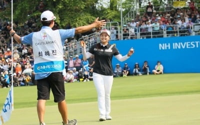 [포토] 우승 확정후 캐디와 함께 기뻐하는 최혜진