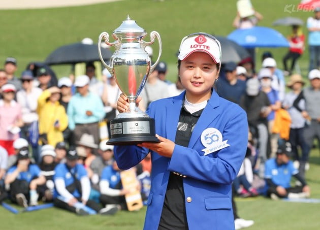 [포토] 우승 트로피 들고 포즈 취하는 최혜진