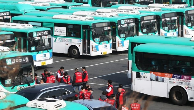 경기도 오산시 오산교통 차고지에 운행을 중단한 버스들이 서 있는 모습. 사진=연합뉴스