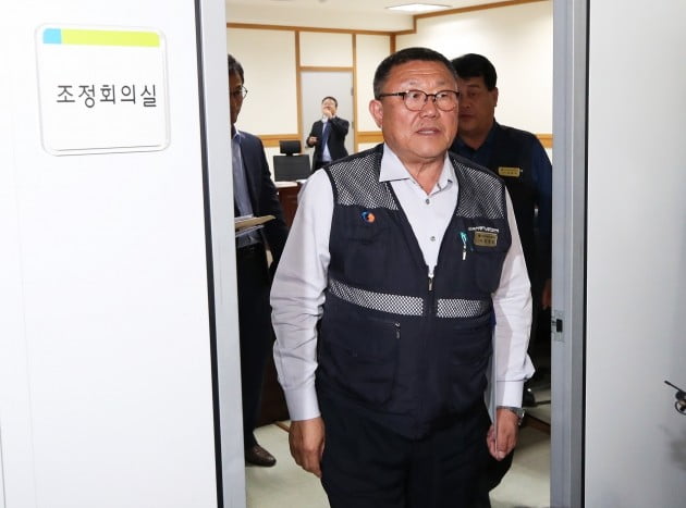 주 52시간제 도입에 따른 임금 조정문제를 놓고 사측과 갈등을 빚고 있는 경기도 15개 버스업체 노조가 조정만료일인 14일 오후 경기도 수원시 장안구 경기지방노동위원회에서 사측과 조정회의를 마치고 회의장에서 나오고 있다.  [사진=연합뉴스]