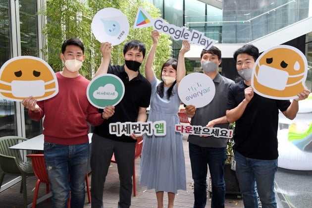 구글플레이가 16일 대치동 구글 스타트업 캠퍼스에서 ‘구글플레이 개발자와의 대화’ 행사를 열고 ‘미세먼지 앱 개발사’와 패널토크를 진행했다. 왼쪽부터 ‘라이프오버플로우’ 하지훈 대표, ‘비유에스 크리에이티브’ 이병엽 대표, 정지현 구글플레이 앱 비즈니스 수석부장, ‘SK텔레콤’ 박민우 팀장, 임형준 구글플레이 앱 비즈니스 차장./사진=구글플레이