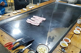 '생방송 오늘저녁' 불타는 삼겹살 울산 맛집 "당구대 철판에 대량 구워 흡입하고파"