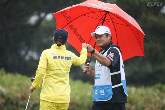 [포토] 버디 성공후 캐디와 기뻐하는 김지현