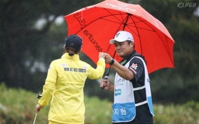  버디 성공후 캐디와 기뻐하는 김지현