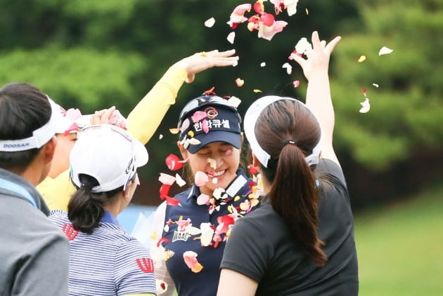 [포토] 꽃잎 세례 받고 있는 우승자 김지현