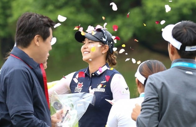 [포토] 꽃잎 세례 받고 있는 우승자 김지현