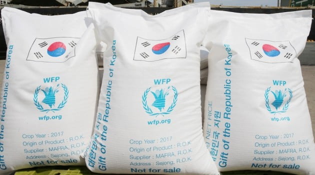 2019년 5월 10일 전남 목포항 부두 선착장에서 열린 'WFP(세계식량계획) 쌀 5만톤 원조 출항' 기념식에서 우리 쌀 점보백이 선적을 기다리고 있다. 사진=연합뉴스