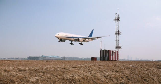 항공기가 활공각을 알려주는 계기착륙시설(ILS)의 도움을 받아 이착륙하고 있다. 한국공항공사 제공
