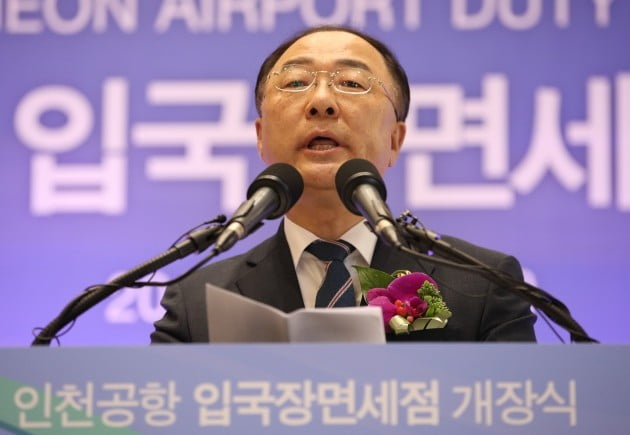 홍남기 부총리 겸 기획재정부 장관이 31일 오전 인천국제공항 2터미널에서 열린 입국장 면세점 개장행사에서 인사말을 하고 있다.  [사진=연합뉴스]