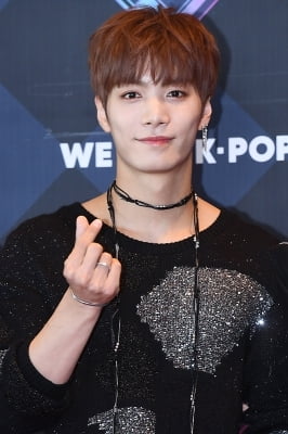 [포토] 뉴이스트 JR, '女心 사르르 녹이는 하트~'