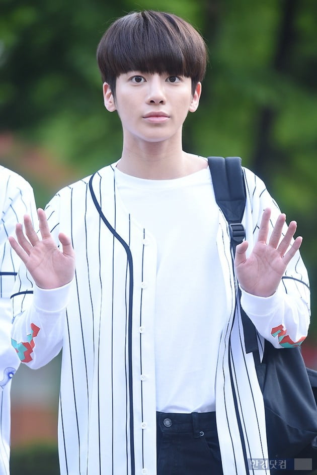 [포토] TXT 태현, '귀여운 손인사~'