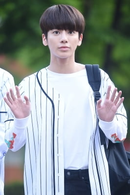 [포토] TXT 태현, '귀여운 손인사~'