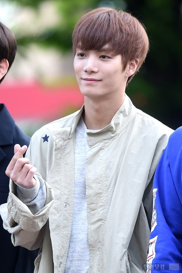 [포토] 뉴이스트 JR, '부드러운 미소지으며 하트~'