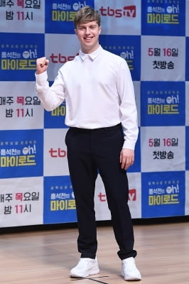 [포토] 줄리안, '주먹 불끈 쥐고 멋진 미소~'