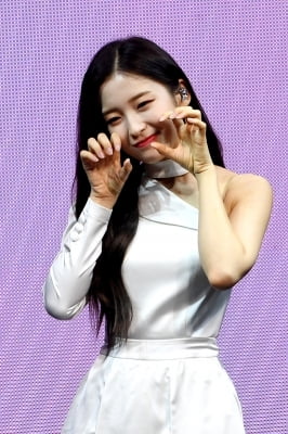 [포토] 오마이걸 아린, '막내라서 가능한 포즈'