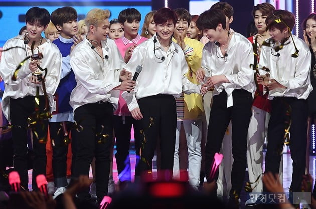 [포토] 뉴이스트, '쇼 챔피언'에서 데뷔 후 첫 1위