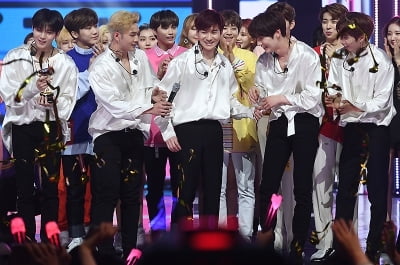 [포토] 뉴이스트, '쇼 챔피언'에서 데뷔 후 첫 1위