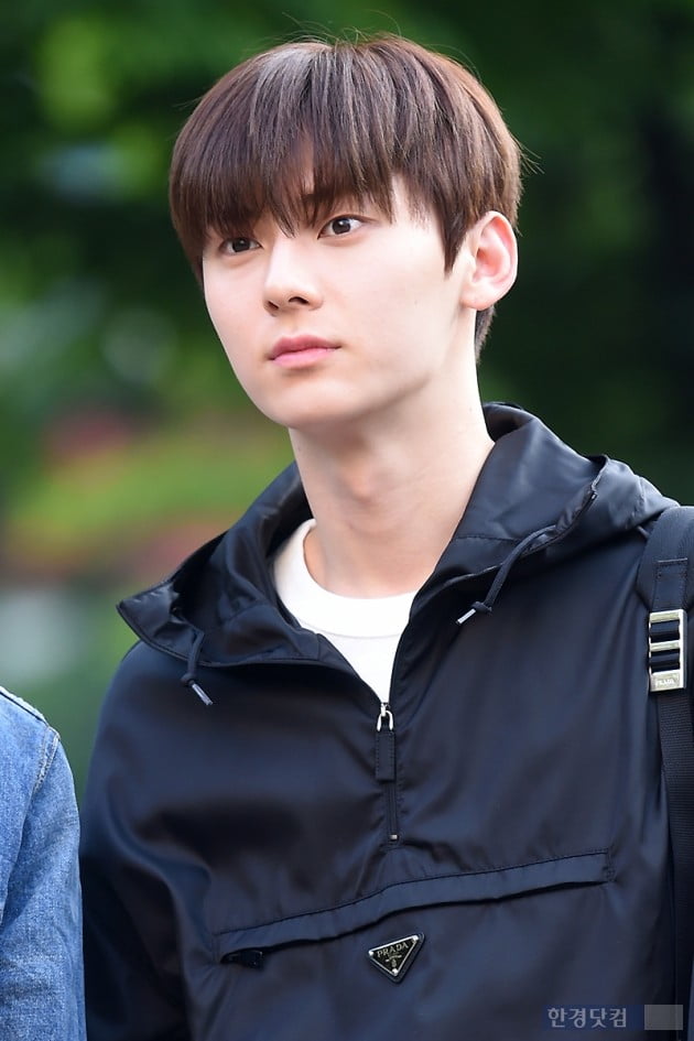 [포토] 뉴이스트 민현, '부드러운 눈빛~'