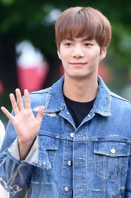 [포토] 뉴이스트 JR, '멋진 손인사~'