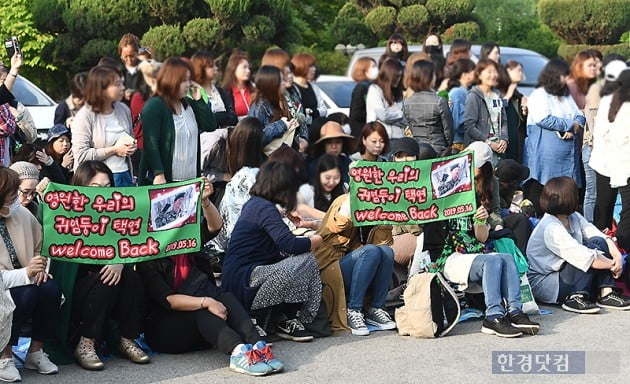 [포토] '이른 새벽부터 옥택연을 보기 위해 기다린 팬들'